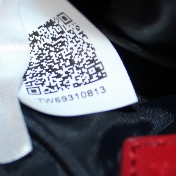 NWOT Tommy Hilfiger Wristlet - Picture 10 of 16